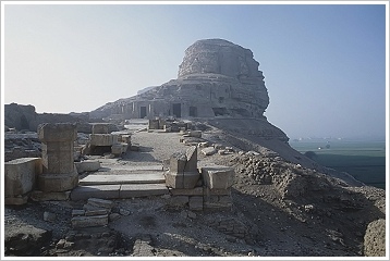Tihnā al-Gabal, the Lion Hill, with temple and tombs