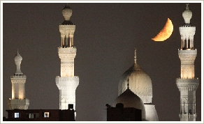Moon in Cairo © Reuters