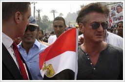 Sean Penn at Tahrir Square on 30/09/11, ©Reuters