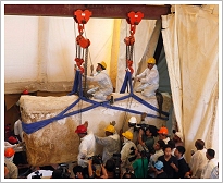 Lifting of the 1st limestone covering the pit of the 2nd solar boat of Khufu, Giza - Photo: Reuters
