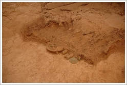 Deir el-Barsha, Tomb of Ahanakht I.: objects of copper, faience, and pottery lying against the disintegrated coffin bottom, © Katholieke Universiteit Leuven