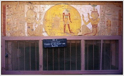 Entrance of KV 8: Sun disk adored by Isis and Nephthys, © Francis Dzikowski, TMP