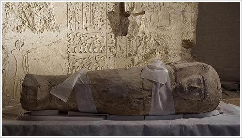 Finds at the tomb of Djehuti at Dra Abu el-Naga: sarcophagus of a child, © Projecto Djehuti