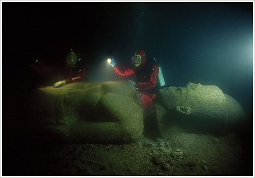 Heracleion: 5 metre high red granite statue of a pharao with divers, © Franck Goddio/Hilti Foundation, Christoph Gerigk