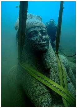 Heracleion: Colossal statue of red granite (5.4 m) representing the god Hapi, which decorated the temple of Heracleion, © Franck Goddio/Hilti Foundation, Christoph Gerigk