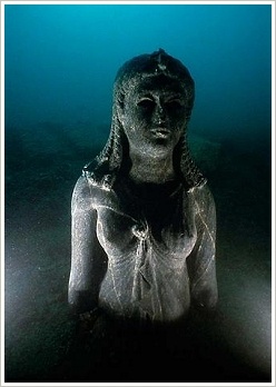 Heracleion: Statue of a Ptolemaic Queen (Cleopatra II or III) made from dark stone, dressed as Goddess Isis, © Franck Goddio/Hilti Foundation, Christoph Gerigk