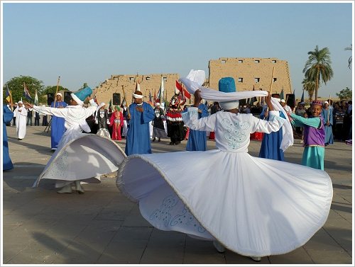Touristic performances in front of the Karnak Temple on 23/09/13